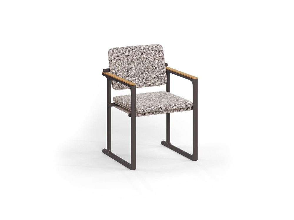 Silla de comedor exterior Tulum de Vondom, una fusión de materiales nobles y diseño contemporáneo.