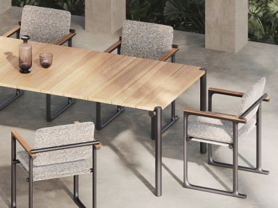 Mesa Tulum de Vondom para comedor exterior, fabricada con madera de teca de Indonesia y patas de aluminio soldado a medida.