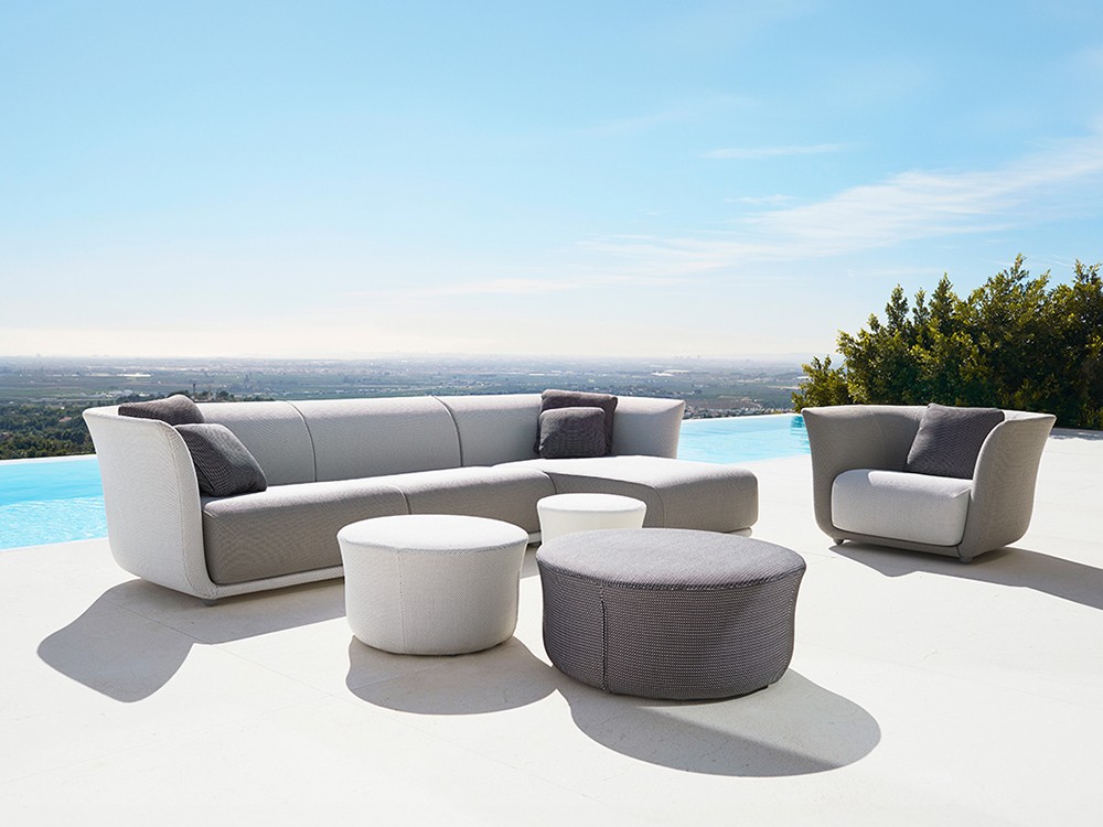 Diseño in&out de Vondom: butaca Suave, ideal para terrazas o salones modernos. Tapizado completo y gran confort.