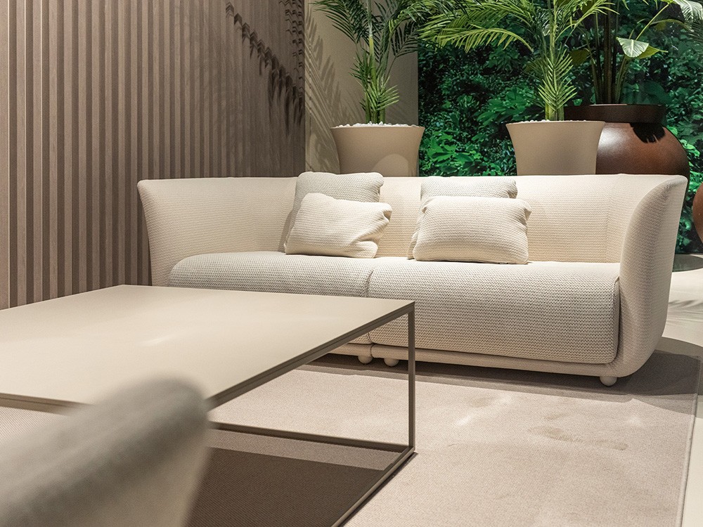 Vondom Suave: mesa auxiliar tapizada en HPL, con base de aluminio. Estilo y durabilidad.