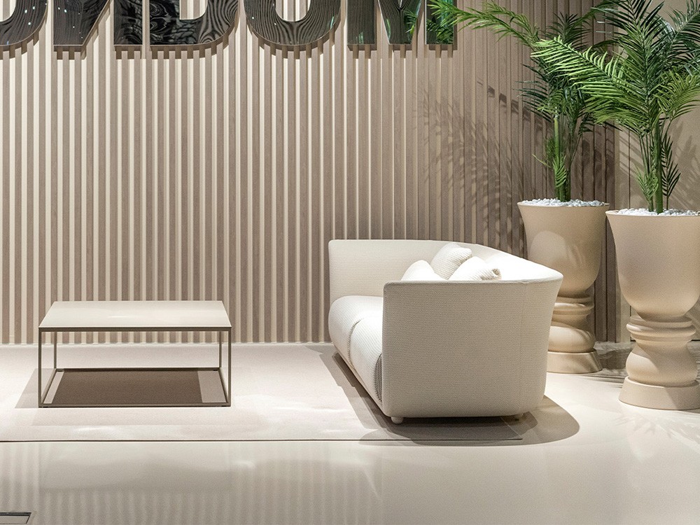 Mesa baja Suave de Vondom, en HPL Solid Core y estructura metálica. Elegancia minimalista.