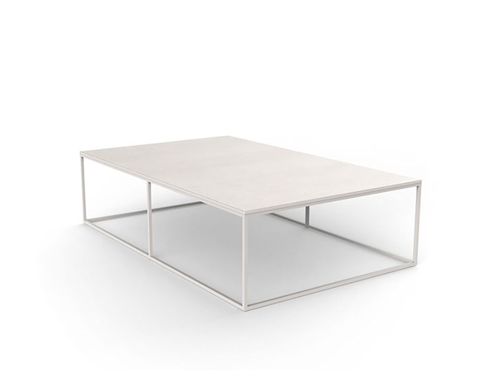 Complementa tu salón exterior con la mesa Suave de Vondom. Sobre en HPL y base de aluminio.