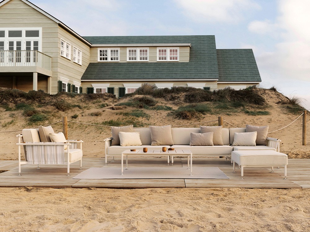 Sofá modular Hamptons de Vondom, tapizable en tejidos seleccionados. Diseño elegante y configurable para exteriores.