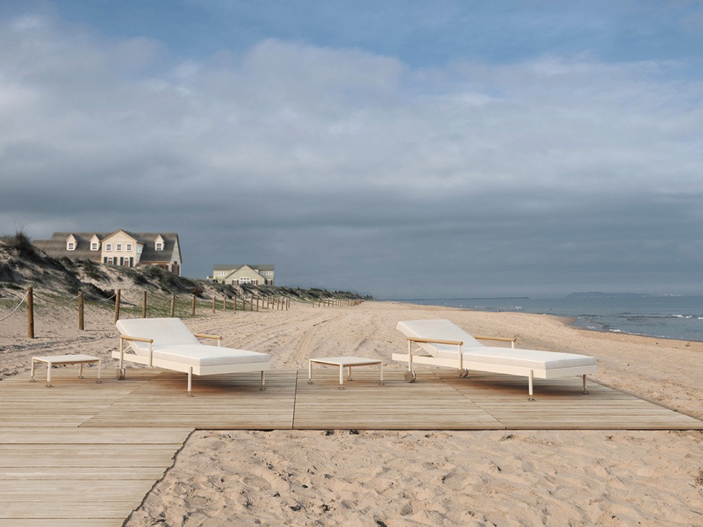 Tumbona reclinable Hamptons de Vondom, con ruedas integradas. Elegancia y confort para disfrutar del sol al estilo costero.