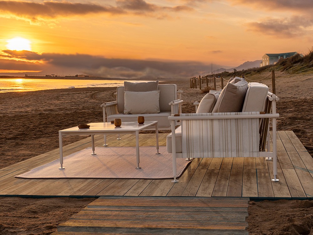 Mesa de centro para exteriores Hamptons, con materiales de alta calidad y estética inspirada en el lujo clásico.