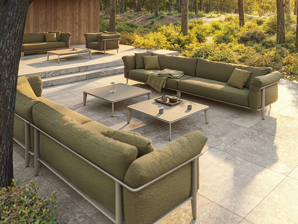 Sofá modular tapizado Pasadena, adaptable a tu espacio. Módulos combinables y estética sobria y sofisticada.