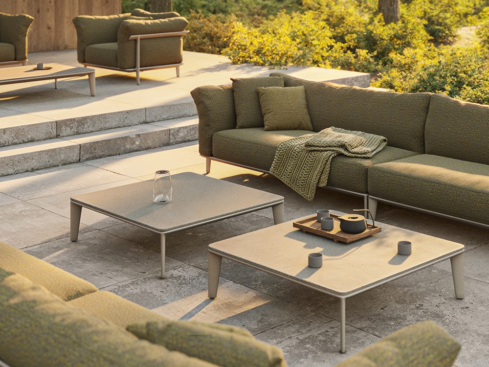 Mesa baja Pasadena para exterior, materiales resistentes y estética arquitectónica de líneas puras.