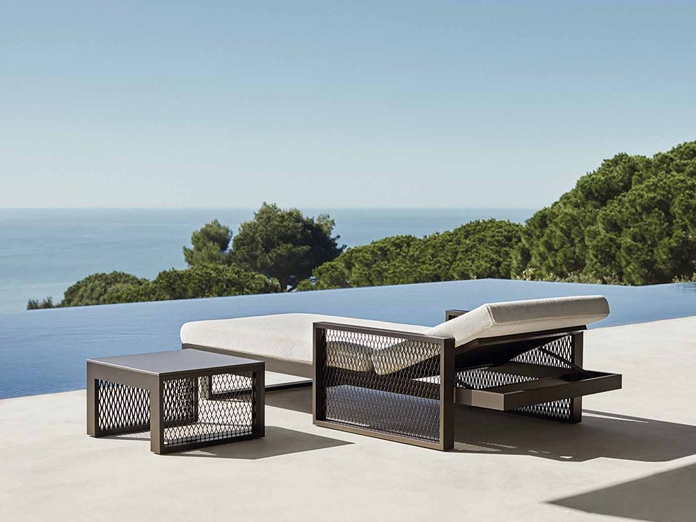 Mesa auxiliar The Factory de Vondom, sobre HPL y base de aluminio. Estilo industrial para exteriores modernos.