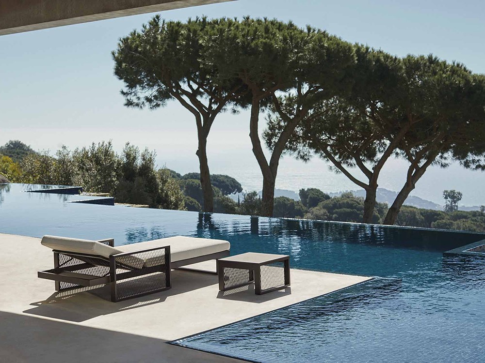 The Factory de Vondom: mesa de centro versátil con estructura de aluminio y superficie en HPL resistente.