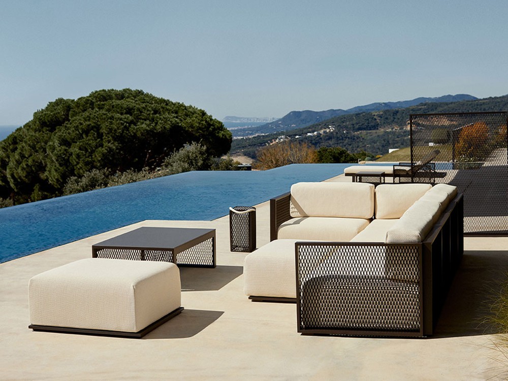 Mesa de centro The Factory, diseño de Ramón Esteve. Combinación de aluminio y HPL con carácter urbano.