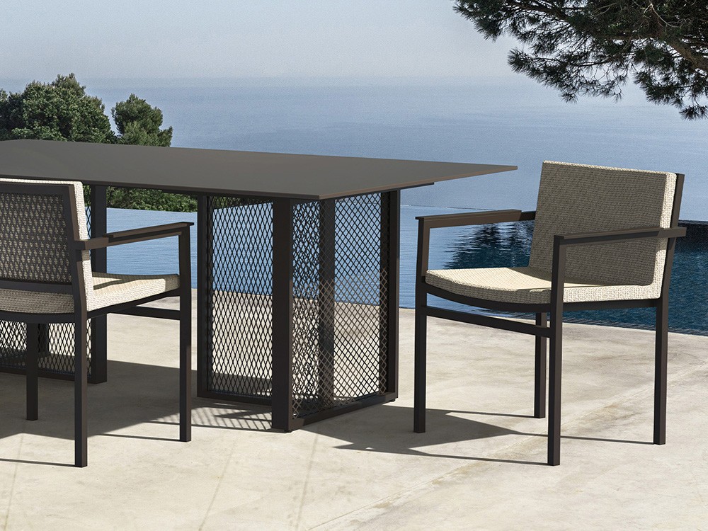 Diseño urbano y robusto: mesa The Factory para comedor exterior con estructura metálica y sobre HPL resistente.