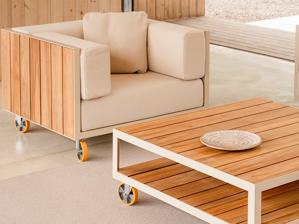 Sillón de exterior Vineyard de Vondom, con estructura de teca y tapizado en tejidos seleccionados. Inspiración mediterránea.