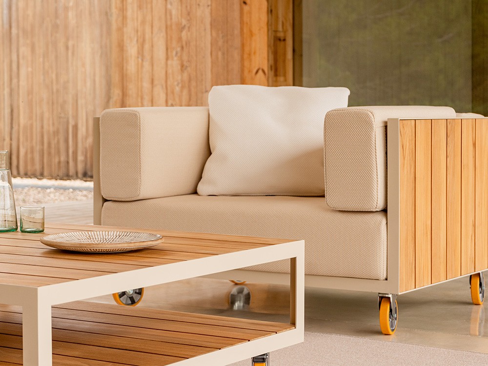 Elegancia natural: sillón Vineyard para salón exterior, ideal para ambientes relajados y sofisticados.