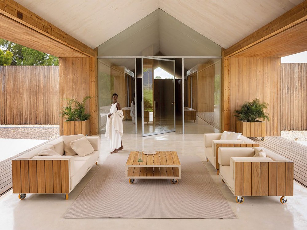 Vondom Vineyard: sofá de jardín con diseño lineal, madera natural y tejidos seleccionados. Elegancia al aire libre.