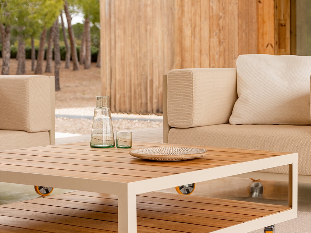 Mesa baja Vineyard, ideal para exteriores. Diseño de Ramón Esteve con materiales duraderos y elegantes.