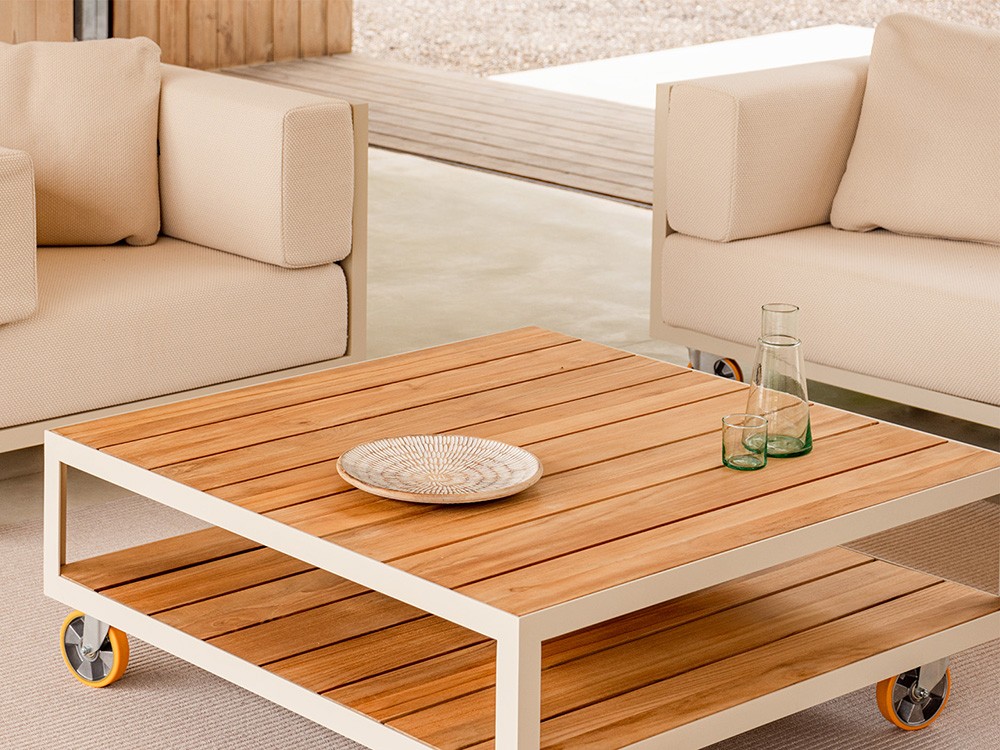 Mesa de centro Vineyard con sobre de madera y estructura de aluminio epoxy. Diseño natural para exteriores.