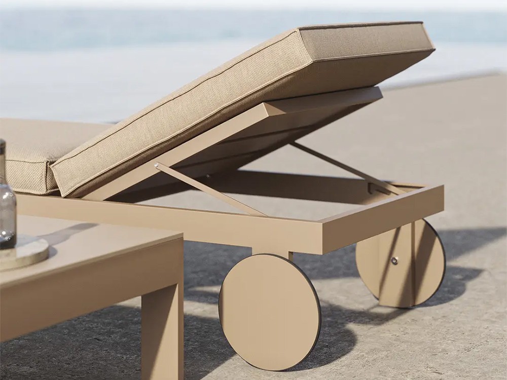 Detalle del respaldo reclinable en varias posiciones de la tumbona Posidonia de Vondom