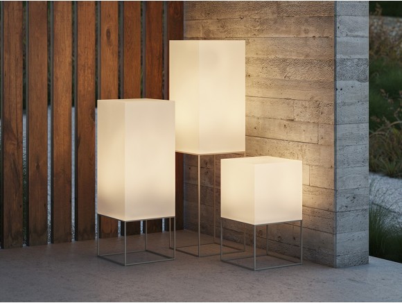 Lámpara de exterior Vela de Vondom, diseño minimalista y luz LED RGBW con mando a distancia