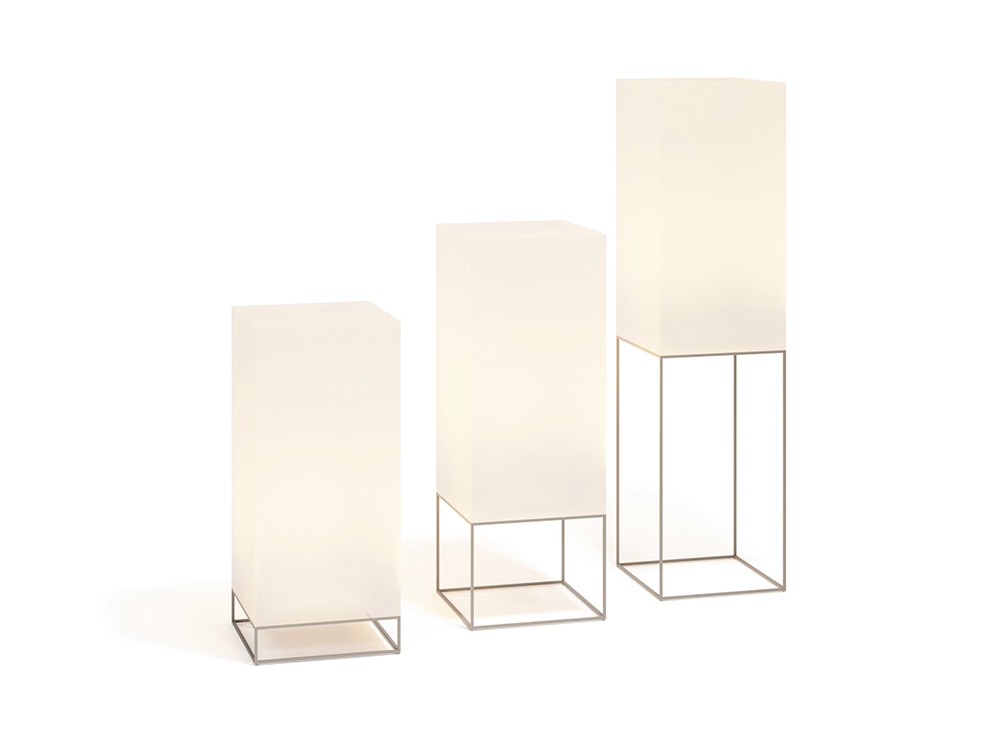 Vondom Vela: lámpara recargable de polietileno con iluminación LED multicolor. Ideal para jardines y terrazas.