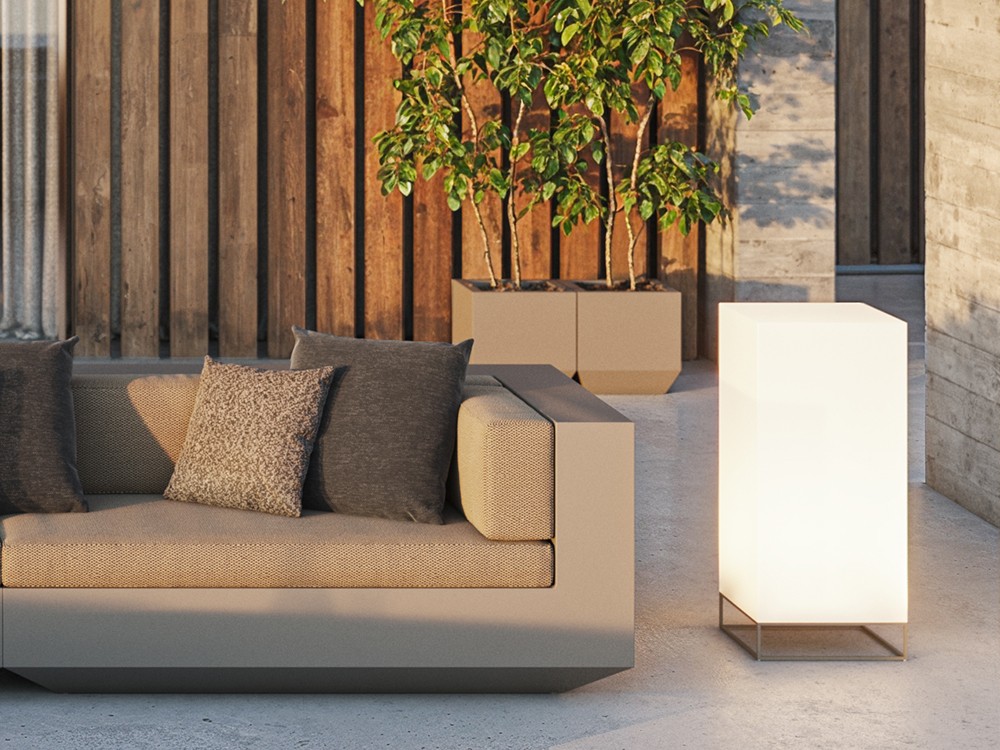 Lámpara de diseño Vela de Vondom en polietileno con tecnología LED RGBW. Elegancia y eficiencia para el exterior.