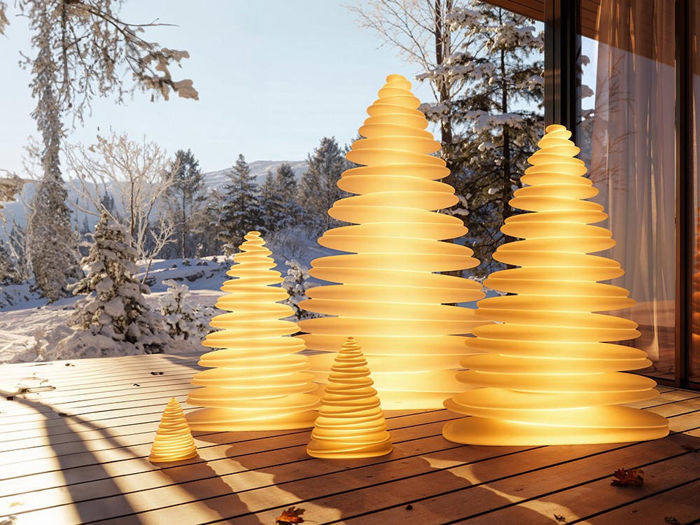Lámpara decorativa Chrismy de Vondom, reinterpretación moderna del árbol de Navidad con luz LED RGBW.