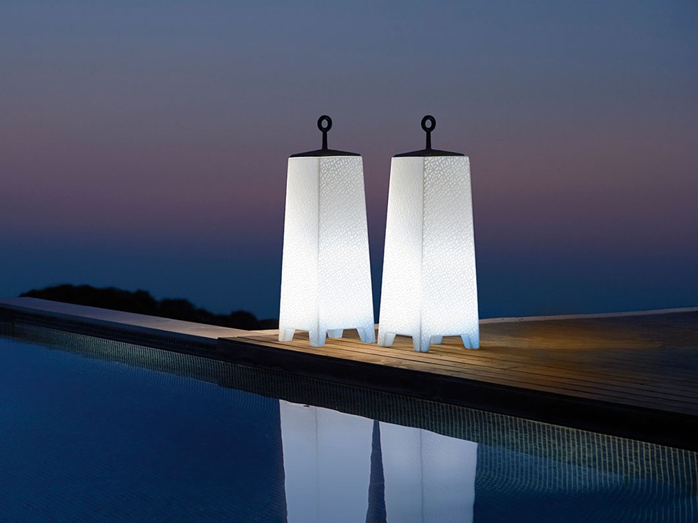 Iluminación exterior con estilo: lámpara Mora de polietileno con doble pared y control remoto.