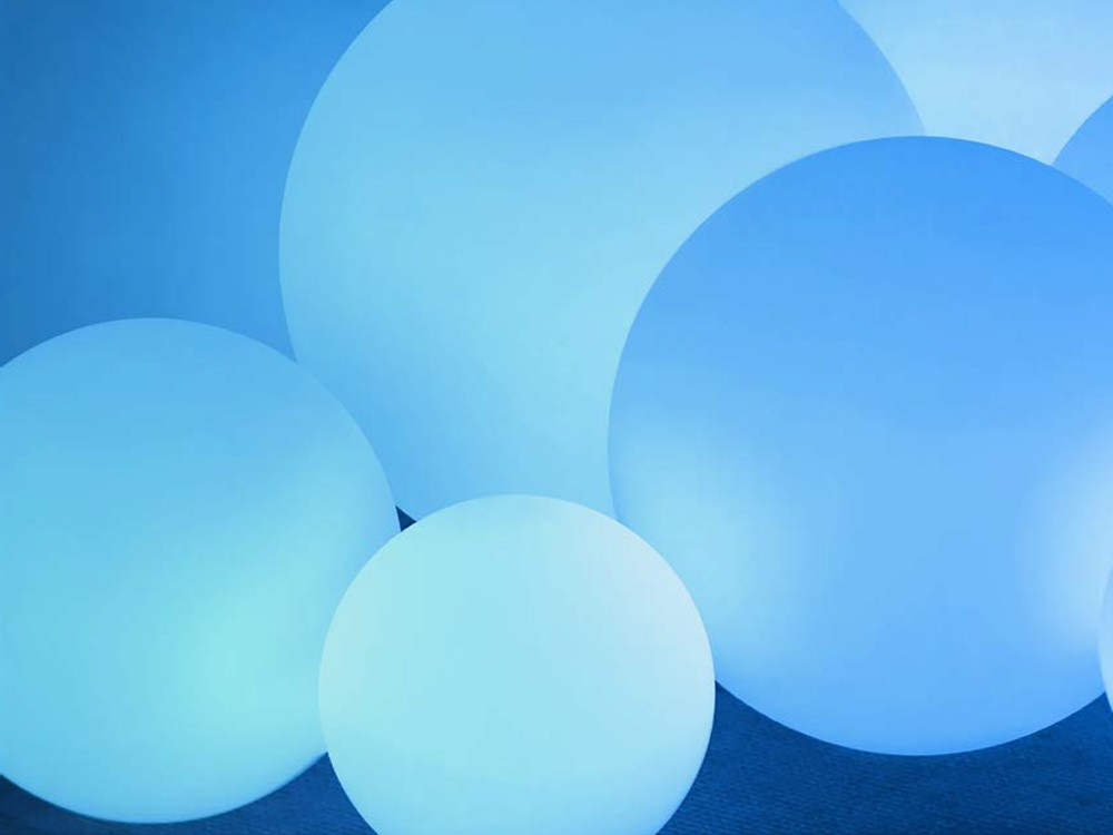 Decoración con luz: Bubbles de Vondom, lámpara resistente con mando a distancia y batería.