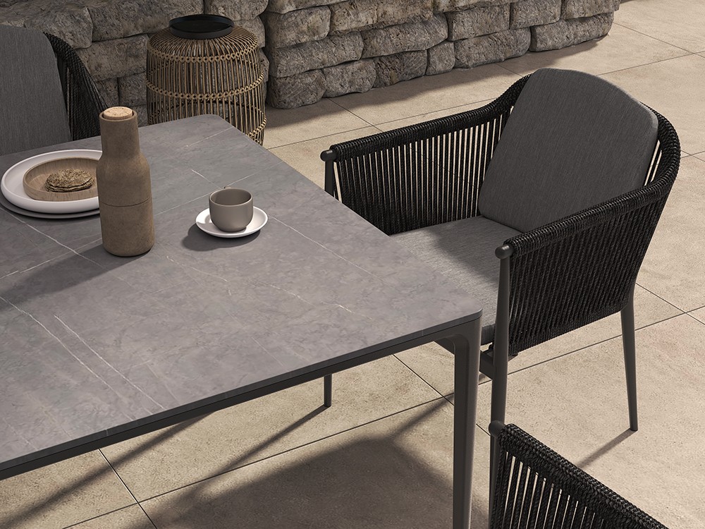 Silla de comedor Termoli con estructura de aluminio y cuerda trenzada, ideal para espacios exteriores elegantes y duraderos.