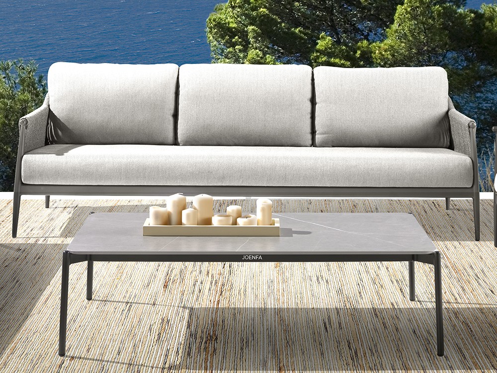 Mesa de centro Termoli con sobre en Grey Sintered Stone y estructura de aluminio, ideal para exteriores.