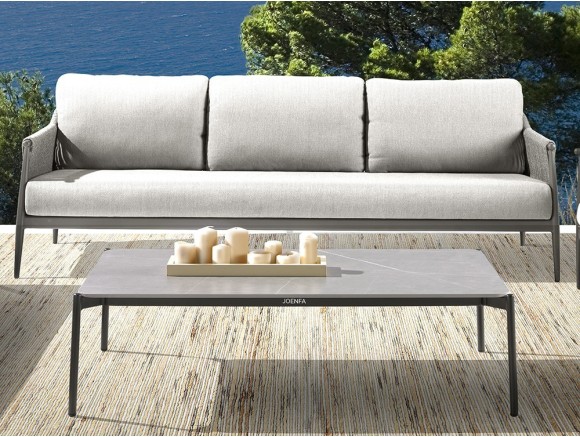 Mesa de centro Termoli con sobre en Grey Sintered Stone y estructura de aluminio, ideal para exteriores.