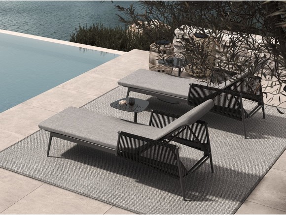 Tumbona Termoli con respaldo reclinable y estructura de aluminio, ideal para zonas de piscina y relax.