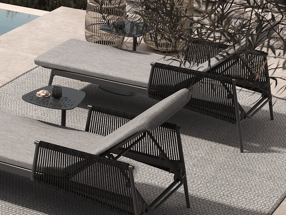 Diseño elegante y funcional: tumbona de exterior Termoli con tejido resistente al sol y la humedad personalizable.