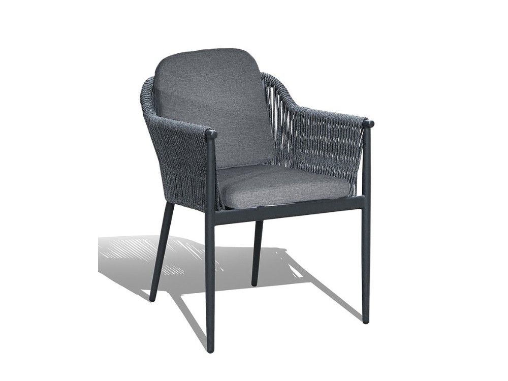 La silla de comedor Termoli de aluminio y cuerda trenzada con cojines tapizados en tejidos seleccionado de Agua de mar