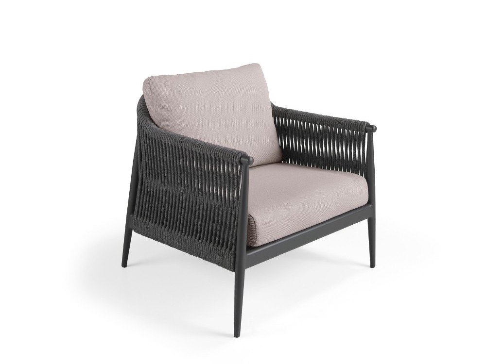 Confort al aire libre con el sillón Termoli, una pieza duradera con cojines tapizados en tejidos seleccionados