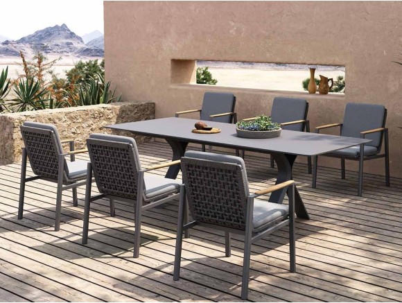 Confort y diseño en la silla Rossano: cojines tapizados en tejidos outdoor, resistentes y suaves al tacto.