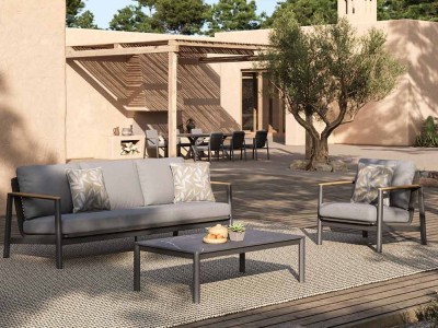Colección Rossano. Estructura de aluminio color carbón y cojines tapizados a elegir: diseño pensado para durar al aire libre.
