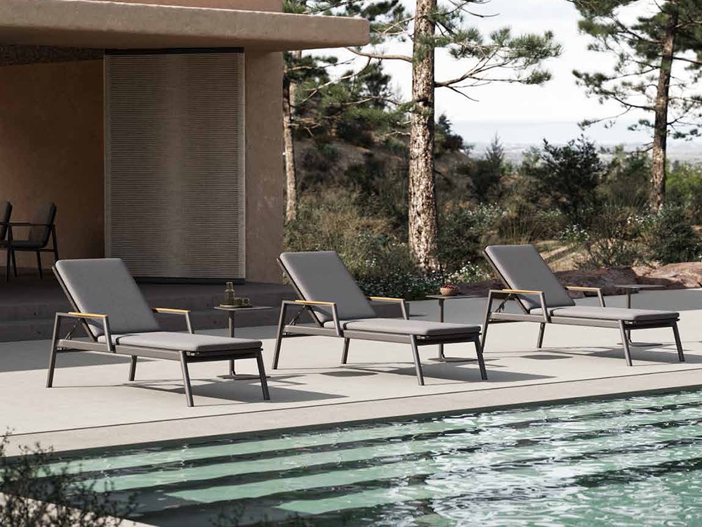 Tumbona Rossano de Joenfa Agua de Mar: estructura de aluminio con respaldo ajustable y acabado en fibra sintética trenzada.