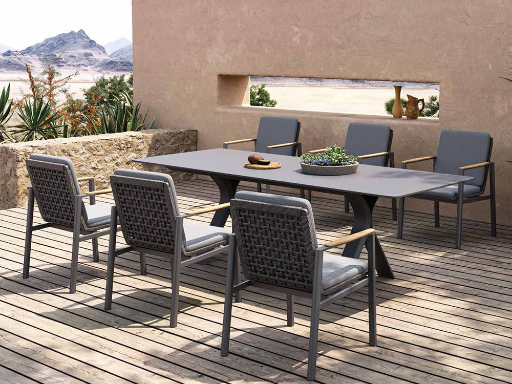 Diseño funcional con base de aluminio en acabado carbón y sobre de piedra sinterizada, ideal para exteriores.