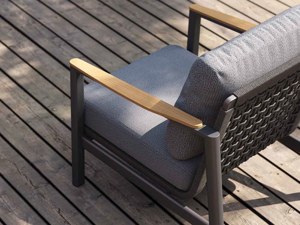 Detalle del reposabrazos de madera de teca del sillón para salón exterior Rossano de Joenfa Agua de mar