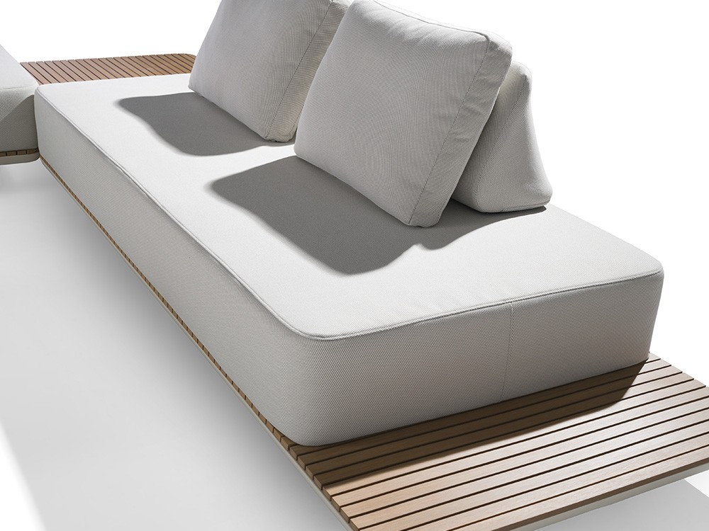 Vista lateral del sofá Domenica en marfil, silueta curva y diseño minimalista para espacios modernos.