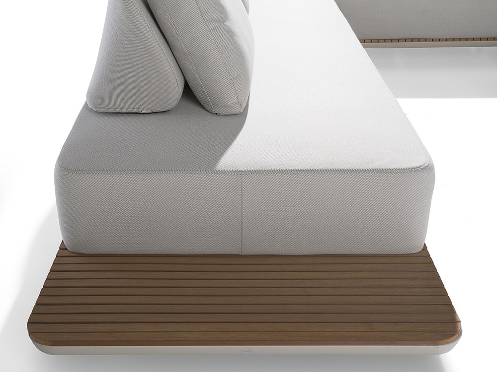 Detalle de la base de madera de teca del sofá Domenica de Ángel Cerdá.