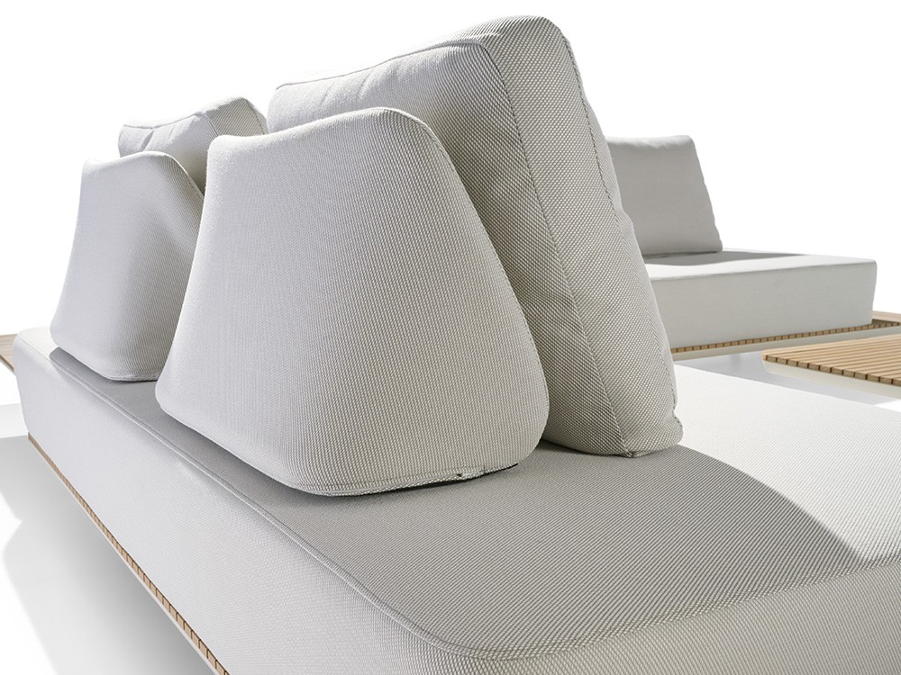 Detalle del sofá Domenica, diseño envolvente y cómodo en tapizado premium.