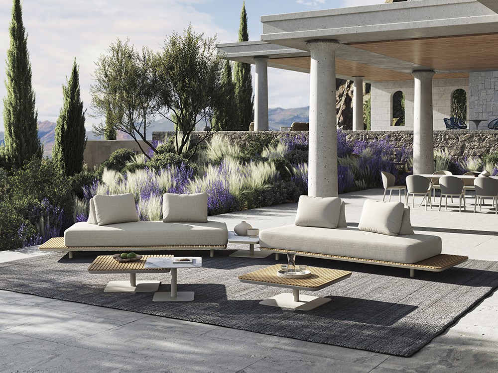 De diseño moderno que combina dos materiales adecuados para el exterior: teca y aluminio. Domenica de Joenfa agua de mar