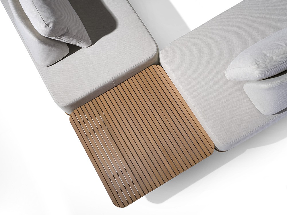 Mesa Domenica con base de aluminio y sobre de madera de teca, estilo moderno y cálido.