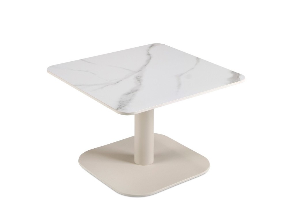 Mesa de centro con base de aluminio y sobre de piedra sinterizada Domenica de Agua de mar