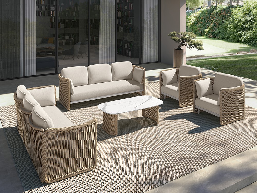 Cojines del sillón Galatina en tejidos seleccionados: suavidad y estilo para espacios al aire libre.