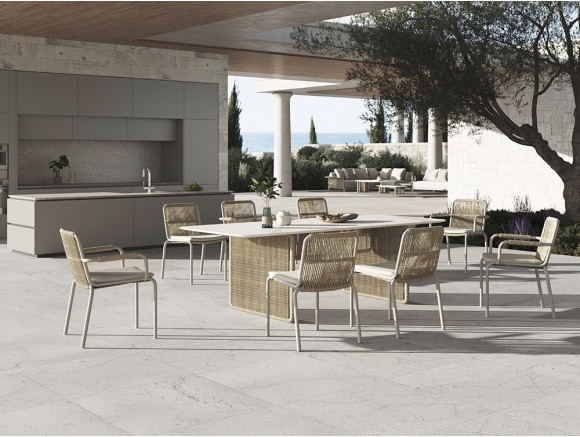 Mesa de comedor Fano de Agua de mar con base trenzada y sobre en sintered stone blanco.