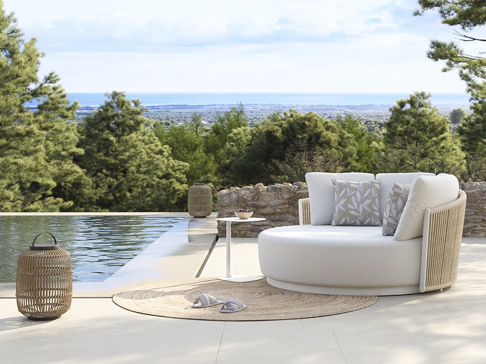 Daybed Hommy Agua de Mar: Aluminio, fibra sintética y cojines premium. Confort elegante para tu exterior.