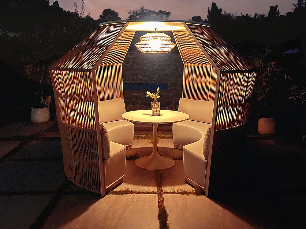 Daybed Marinella Agua de Mar: Refugio de lujo para tu exterior. Aluminio marfil y fibra trenzada con cojines premium.