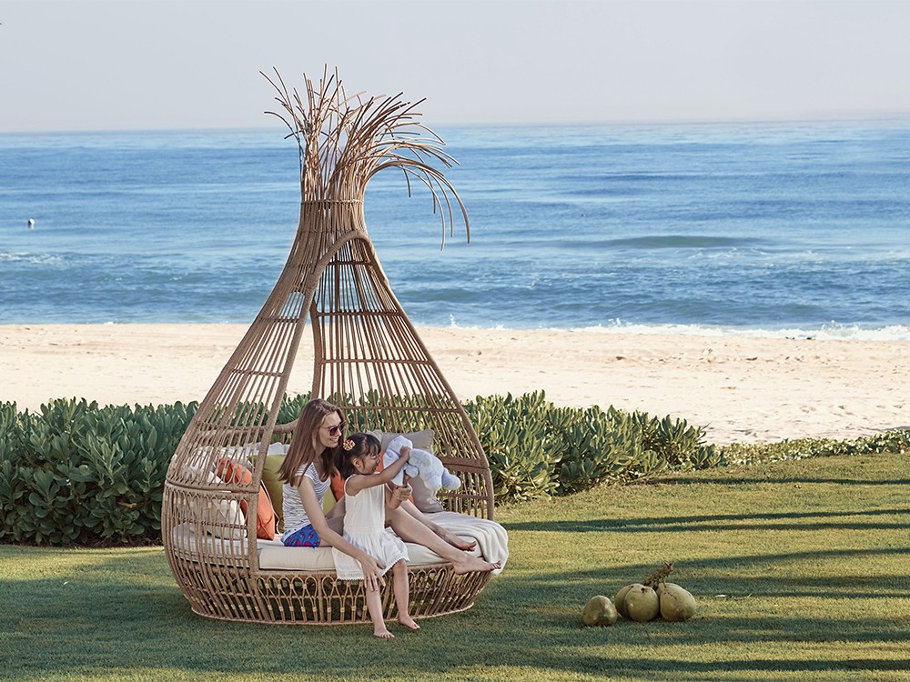 Daybed Rimini Agua de Mar: Refugio de diseño y confort. Aluminio marfil y fibra trenzada. Perfecta para tu exterior.